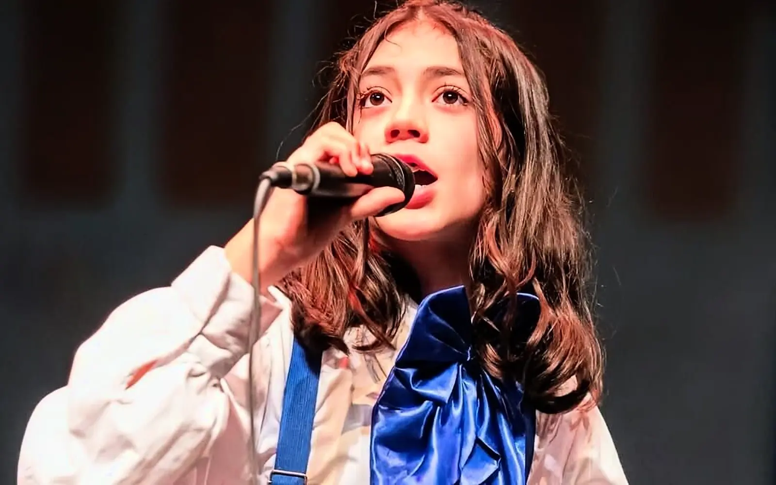 Antonella Tovar cantando con la Big Band Infantil de Chacao