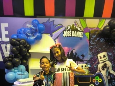 Con Amistades